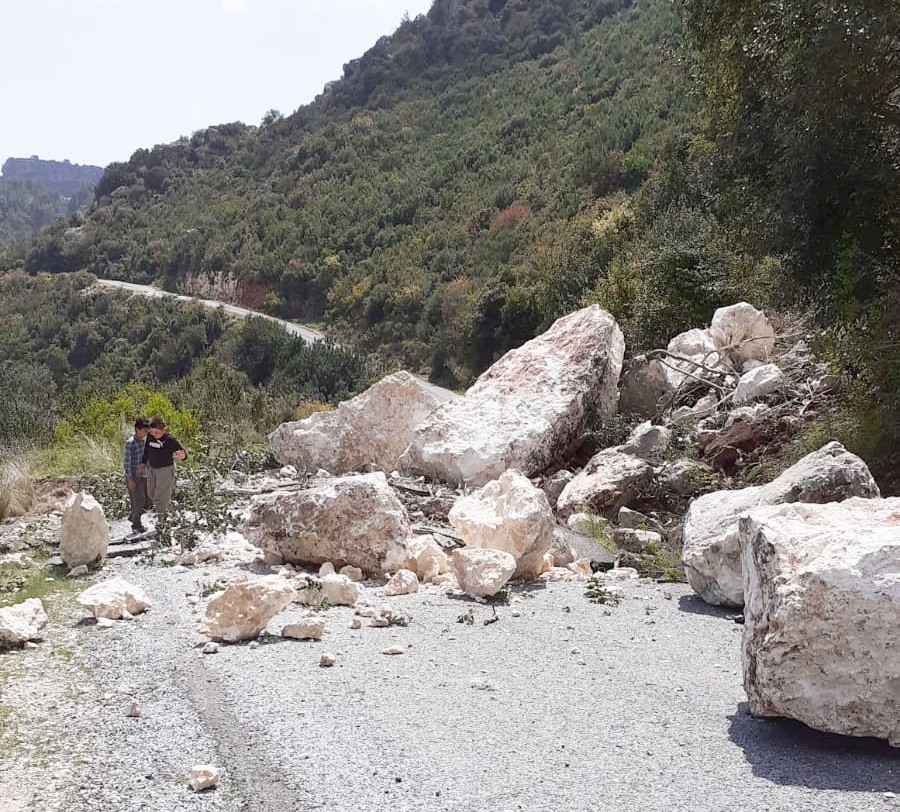 Tarsus’ta heyelandan kapanan grup yolu, Büyükşehir Belediyesi ekipleri tarafından açıldı 