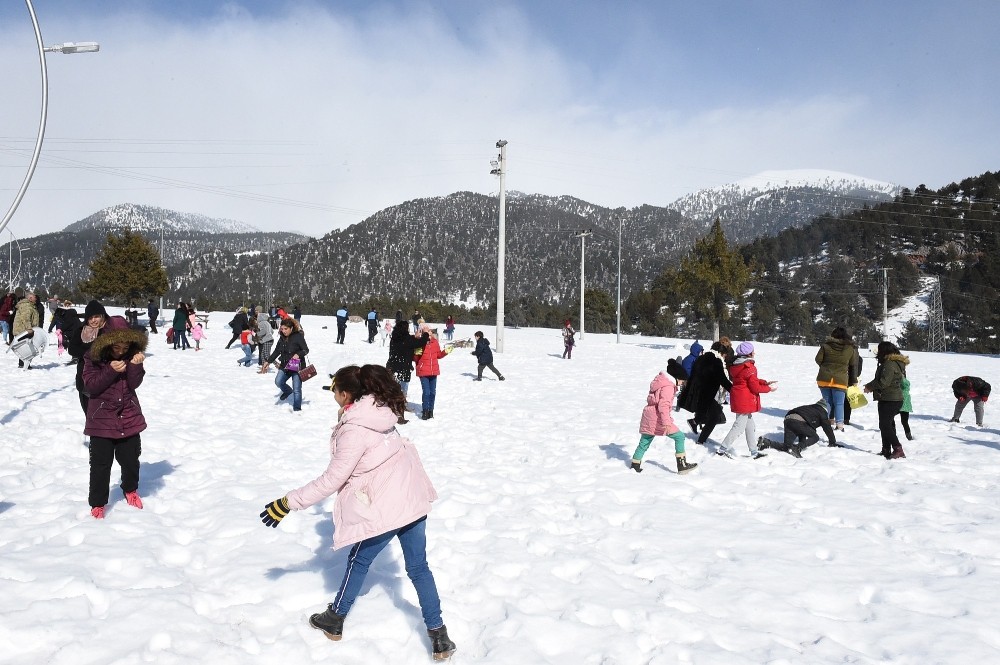 Tarsus’ta hiç kar görmemiş çocuklara kar sürprizi 