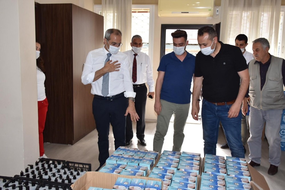 Tarsus’ta kahvehane ve eğlence yerlerine maske ve dezenfektan desteği 