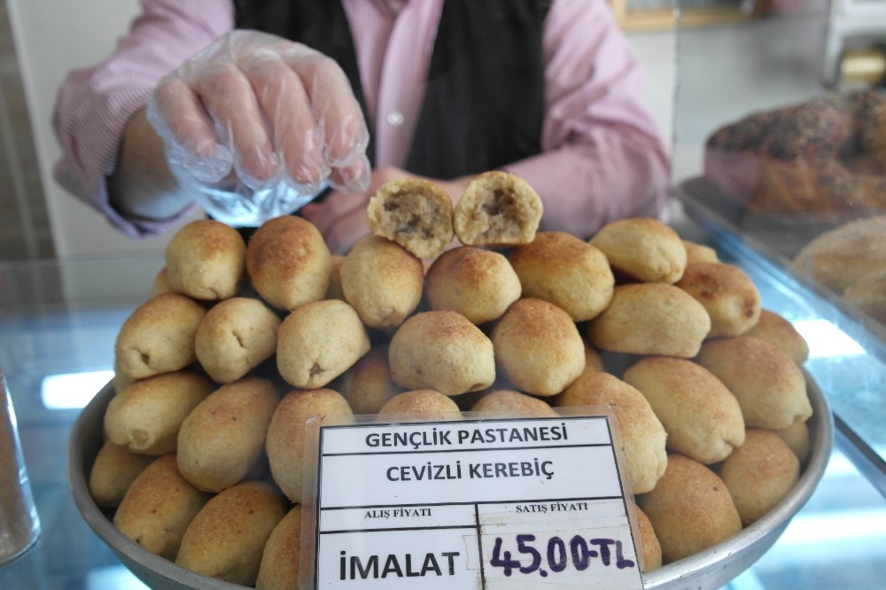 Tarsus’ta kerebiç tatlısına talep attı 