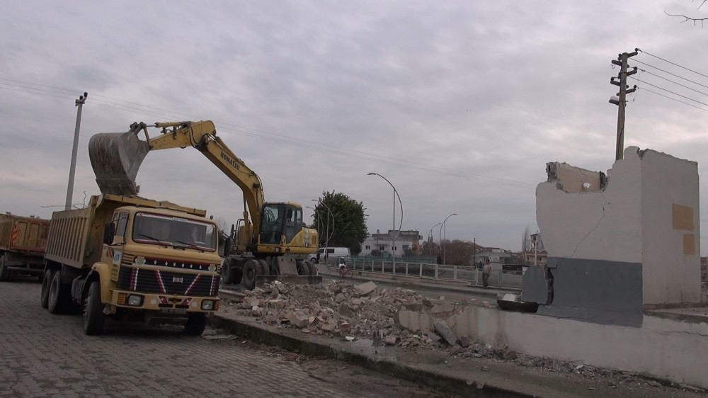 Tarsus’ta mevzuata aykırı yapı yıkıldı 