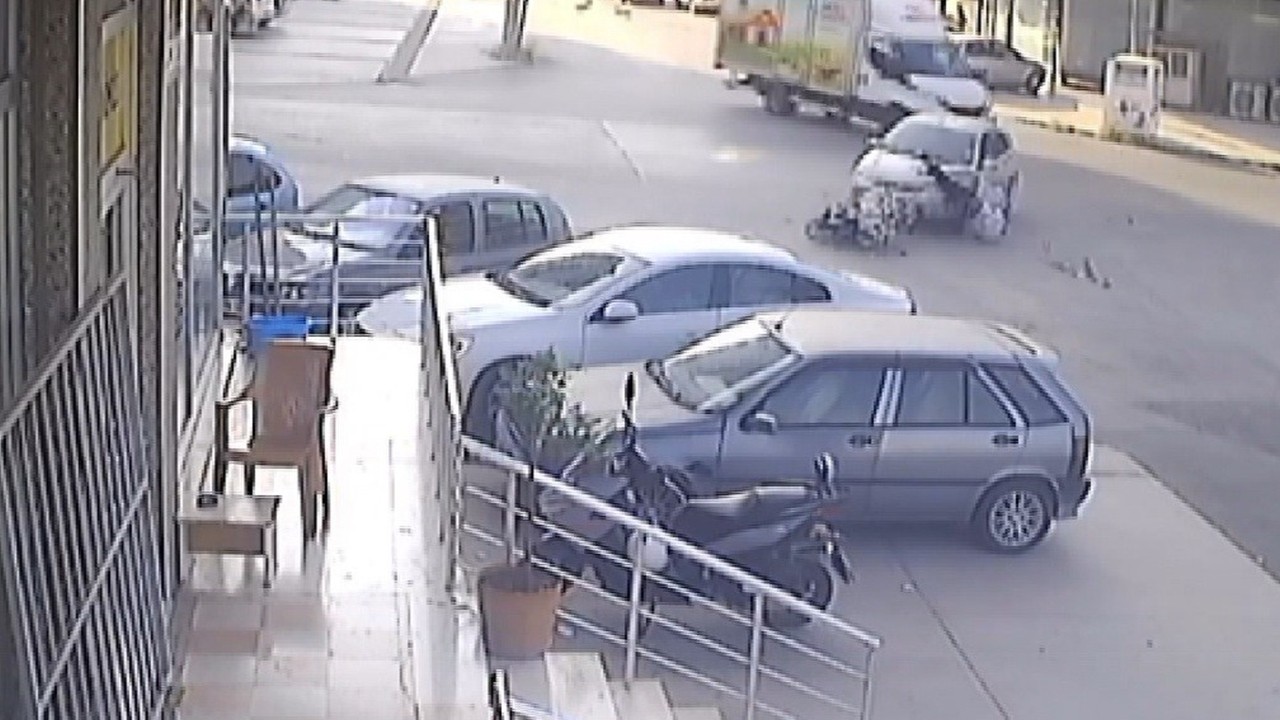 Tarsus’ta otomobil ile motosiklet çarpıştı: 1 yaralı