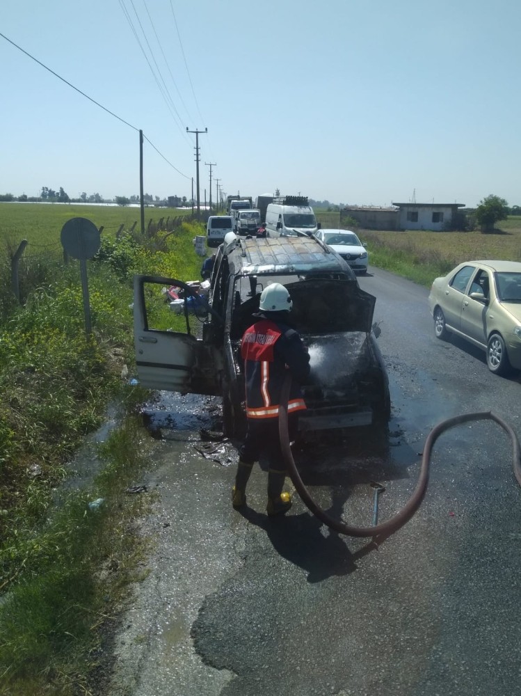 Tarsus’ta seyir halindeki ticari araç yandı 