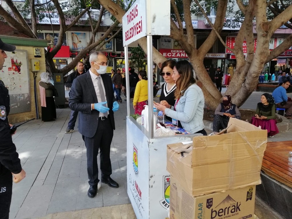Tarsus’ta vatandaşlara maske, dezenfektan ve akıllı bileklik hizmeti 