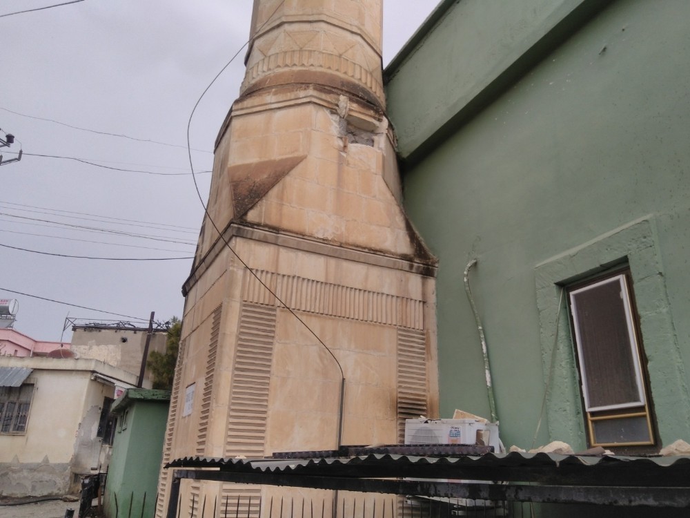 Tarsus’ta yıldırım caminin minaresine isabet etti 