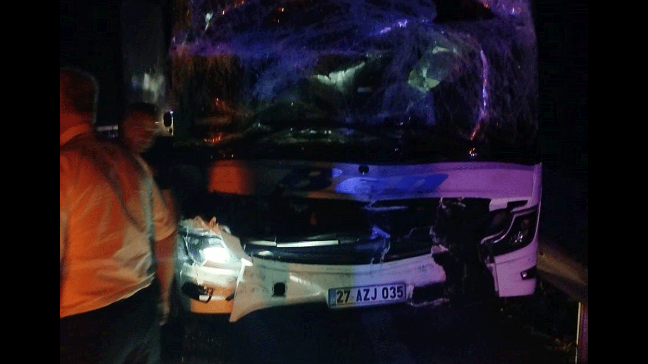 Tarsus'ta yolcu otobüsü tıra çarptı
