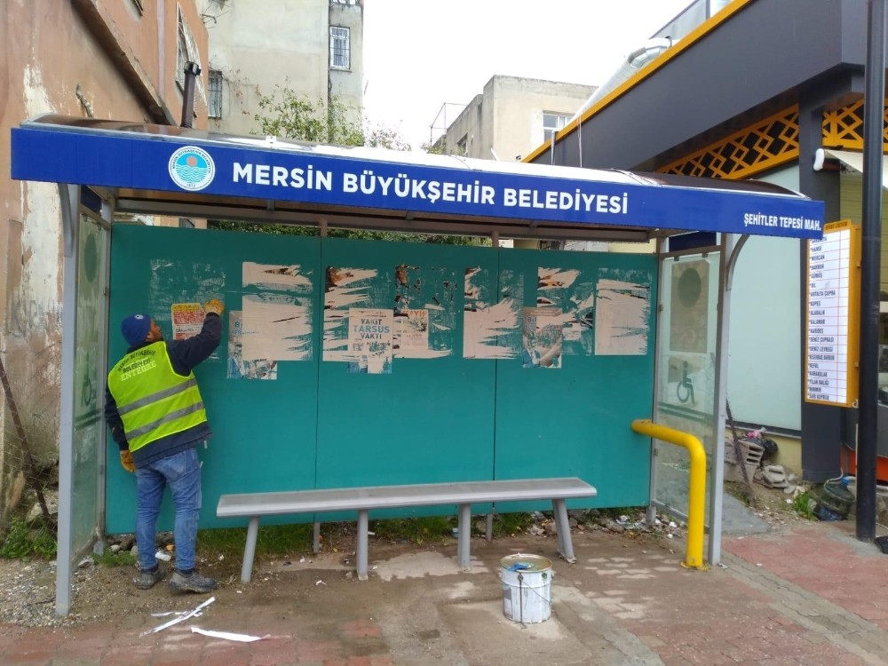 Tarsus’taki otobüs durakları bakımdan geçiriliyor 