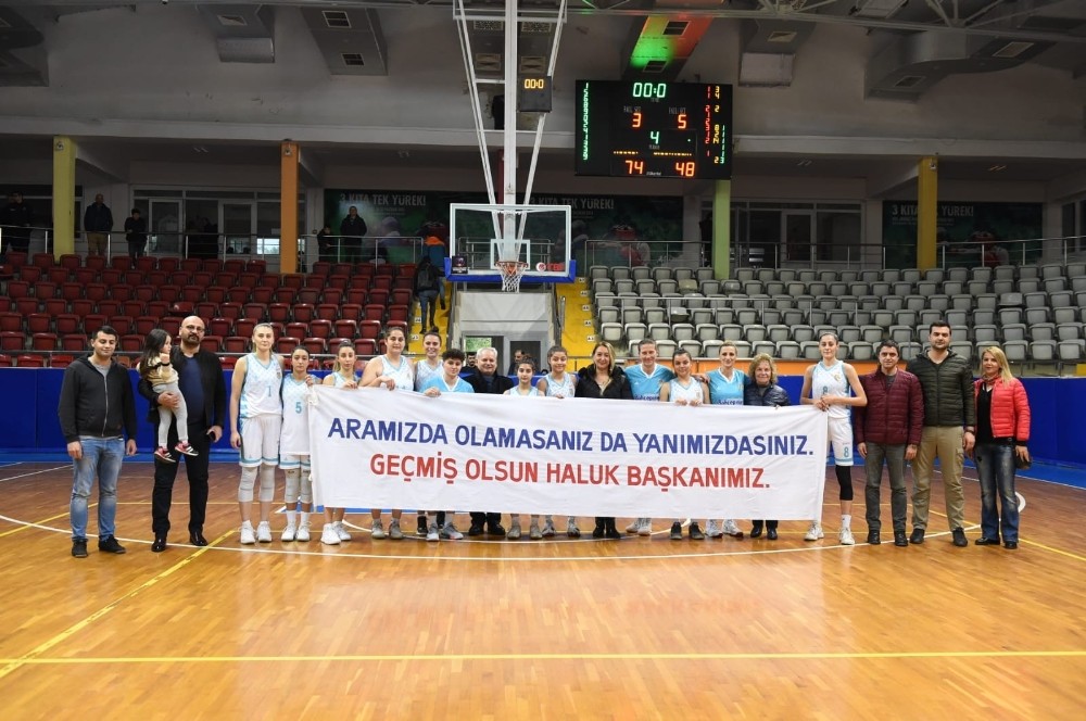 Tarsus’un perileri, Başkan Bozdoğan için pankart açtı 