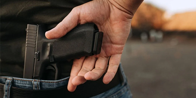 Tartışan liselilerin arasına silahla daldı