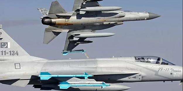 Tartışılan JF-17 savaş uçağı tekrar sahnede! Türkiye'nin alacağı o uçağa...