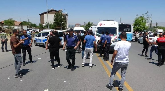 Tartışma birden büyüdü! Polis memuru dehşet saçtı: 3 ölü, 2 yaralı