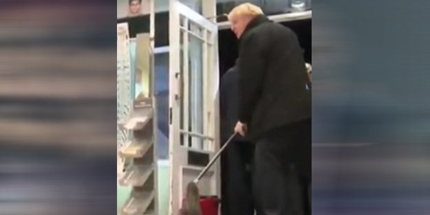Tartışmalara yol açtı! Boris Johnson’dan sel bölgesinde pas pas şov