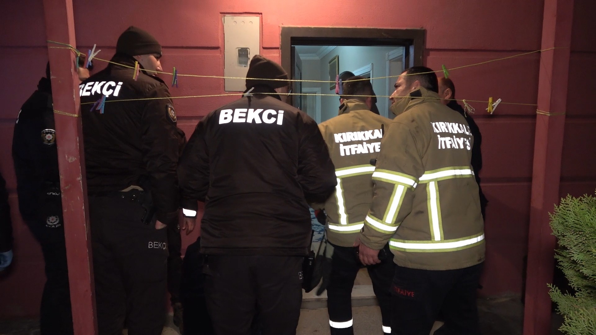 Tartıştığı arkadaşlarının evine kurşun yağdırdı