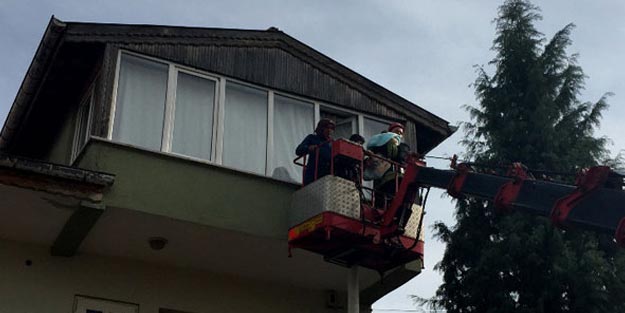 Tartıştığı eşi tarafından eve kilitlenen anne ve 2 çocuğunu itfaiye kurtardı