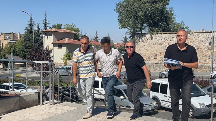 Tartıştığı eşini boğazından bıçakladı