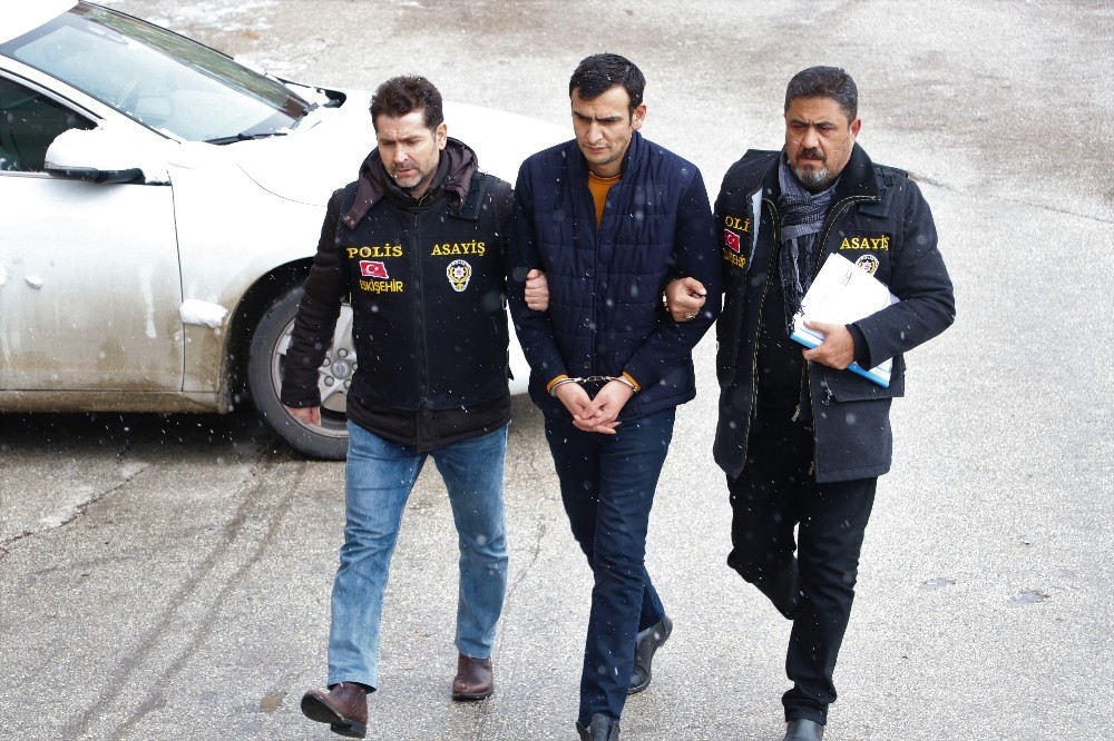 Tartıştığı genci 8 farklı yerinden bıçaklayarak öldüren zanlı adliyede 
