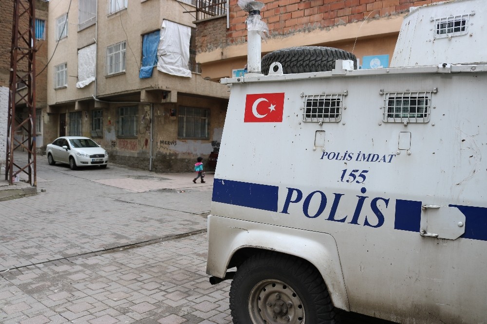 Tartıştığı kişiyi başından vurdu 