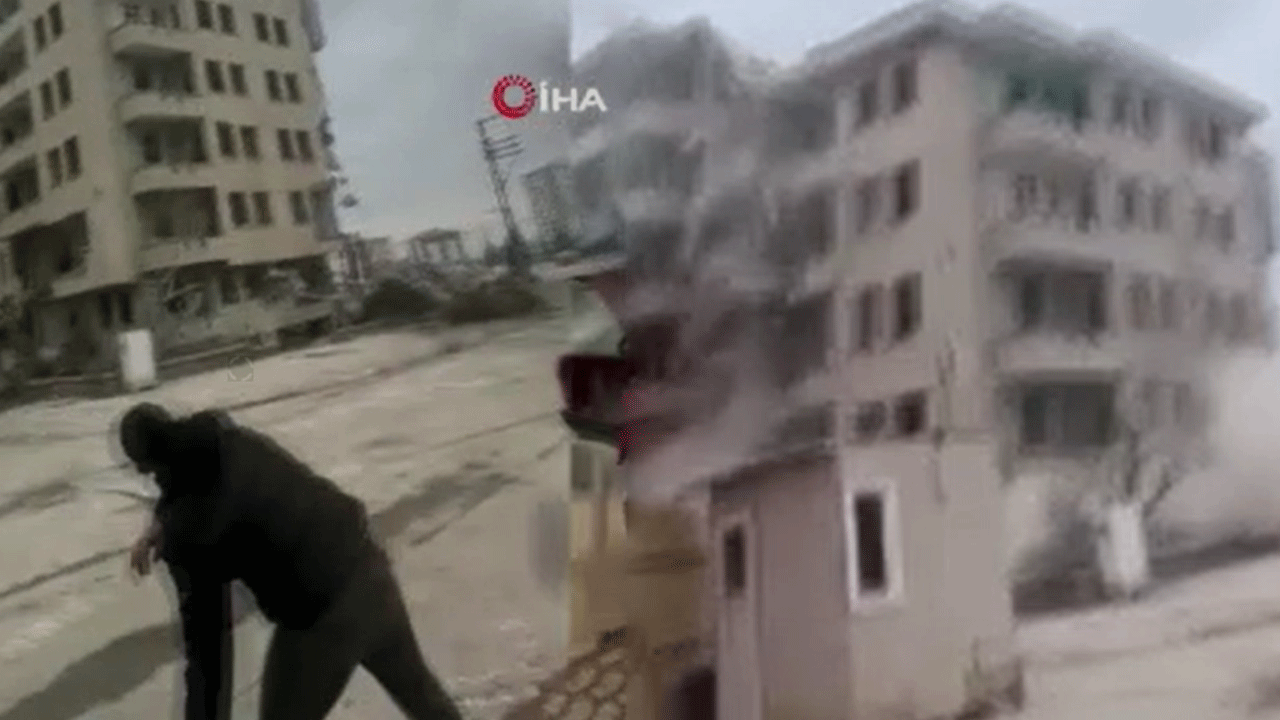 Taş atarak binayı yıktılar!