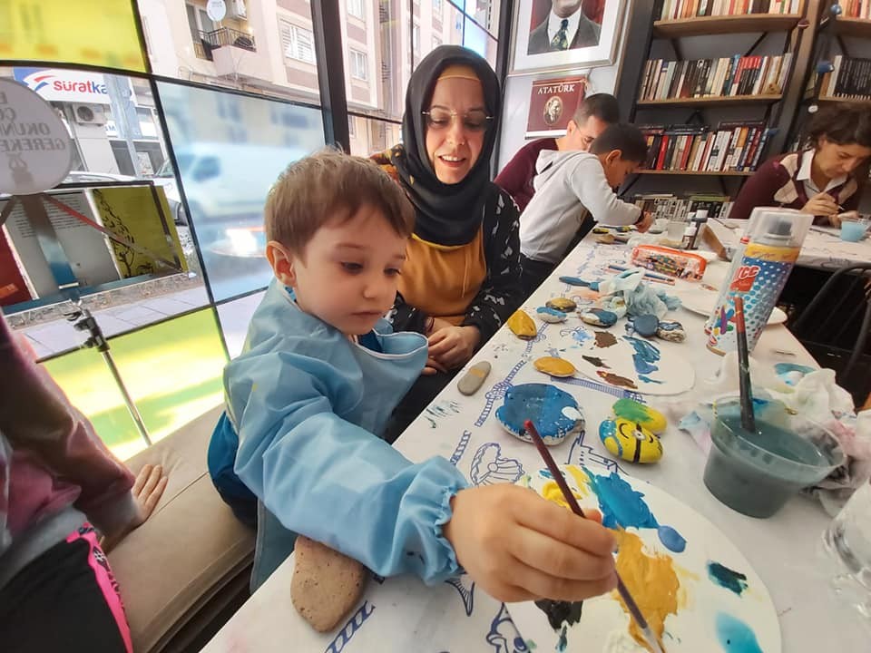 Taş boyayarak stres attılar 