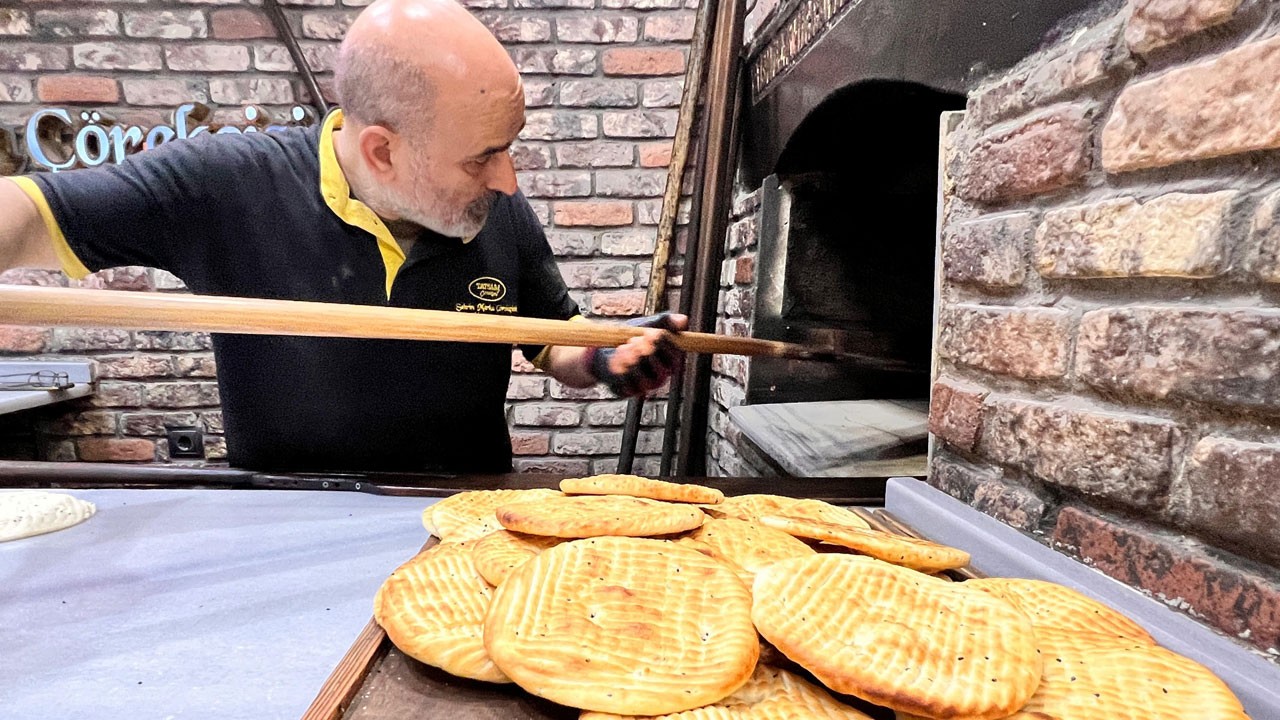 Taş fırında pişen tescilli lezzet! Taleplere yetişmekte zorlanıyorlar