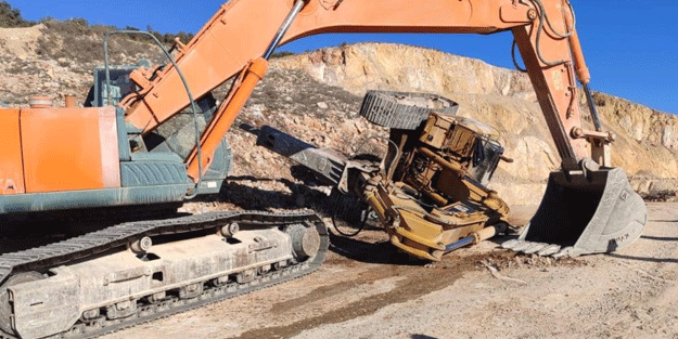 Taş ocağında iş makinesi devrildi