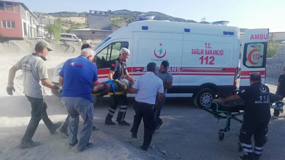 Taş öğütme makinesine düşen işçiler yaralandı 