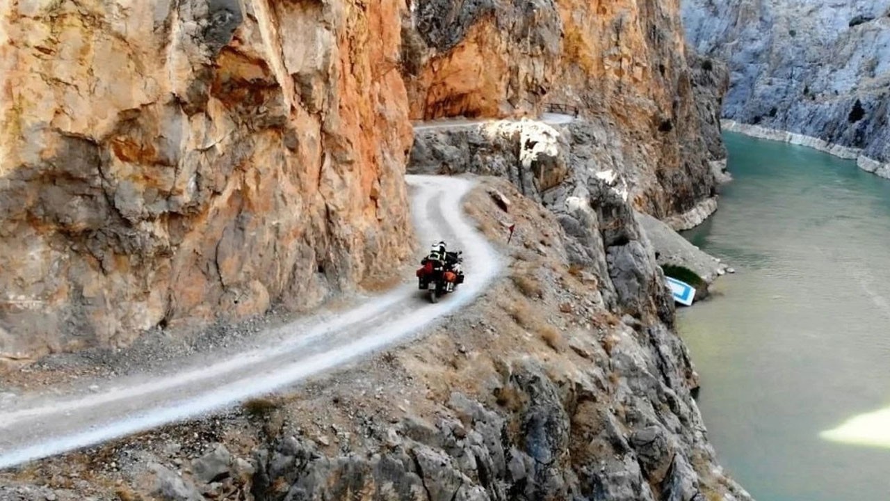 Taş Yolu'nda tır tünele sıkıştı! Trafik felç oldu