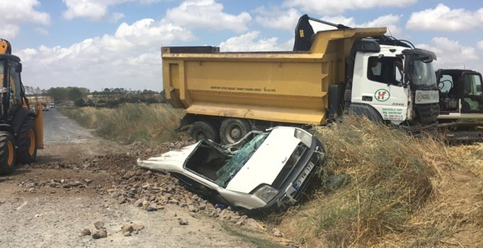 Taş yüklü kamyon, aracın üzerine devrildi: 6 kişi yaralı