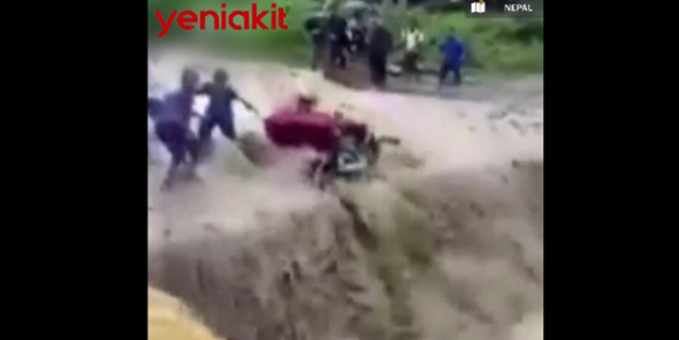 Taşan nehre aldırış etmeyen motorcu sel sularına kapıldı