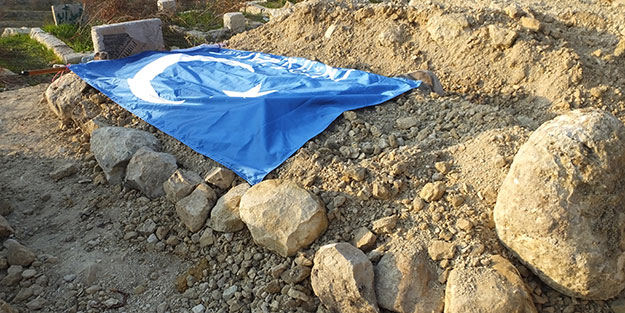 Taşıdığı bayrak, kabrine serildi