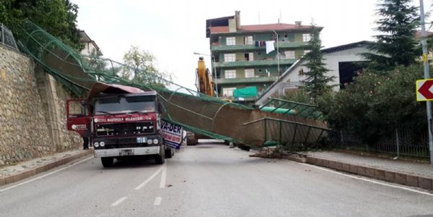 Taşıdığı yükü hesaba katmayınca...