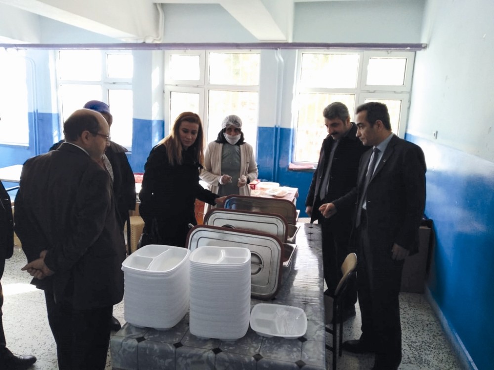 Taşımalı öğrencilerin yemekleri denetlendi 