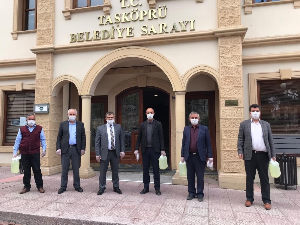 Taşköprü Belediyesi’nden 126 köy muhtarlığına dezenfektan yardımı 