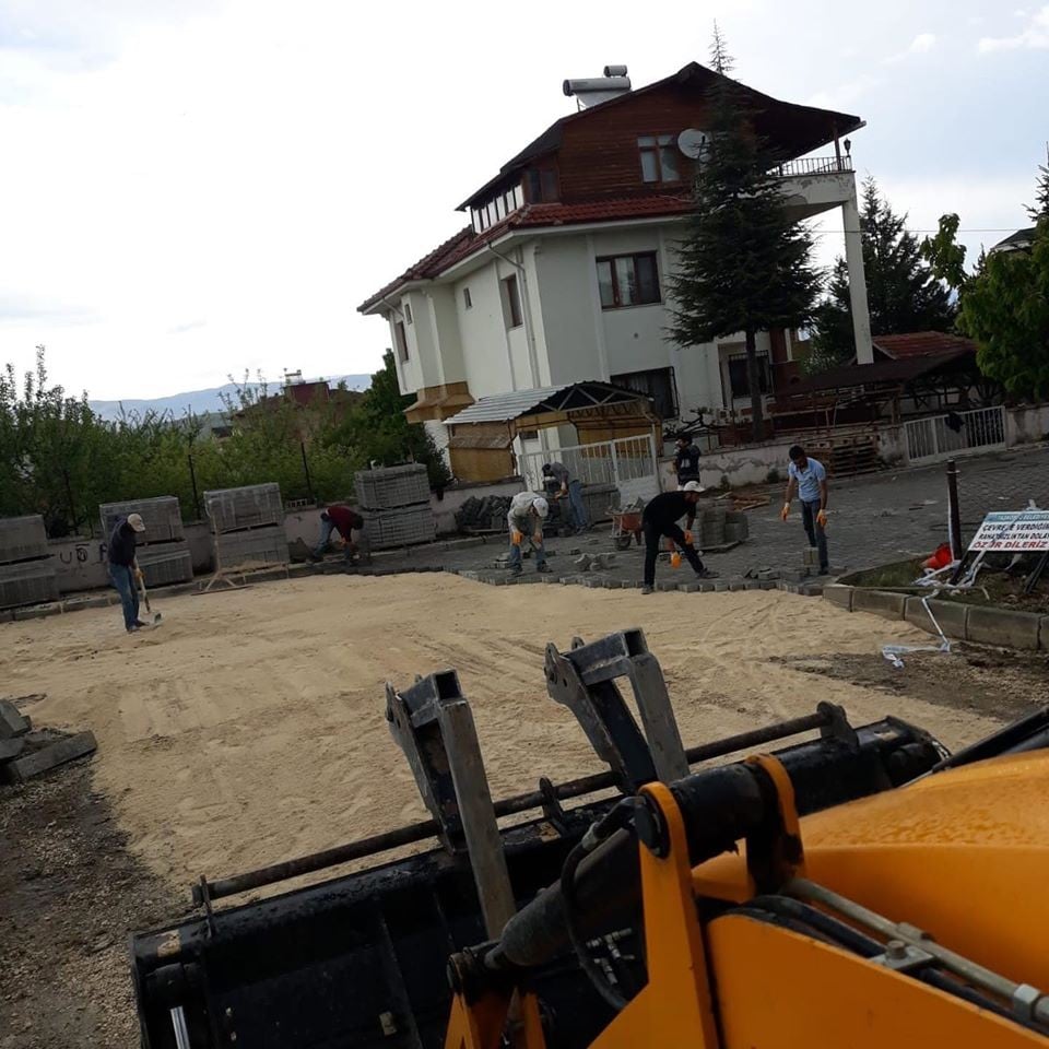 Taşköprü’de zarar gören kilit parkeler onarılıyor 