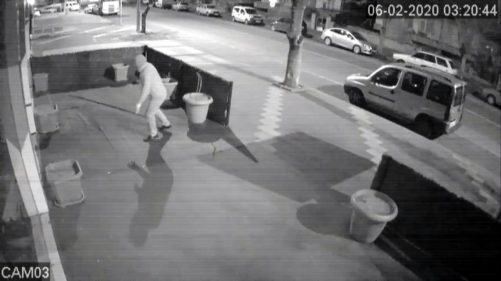 Taşla camını kırıp girdiği iş yerinden sadaka kutusunu çaldı 