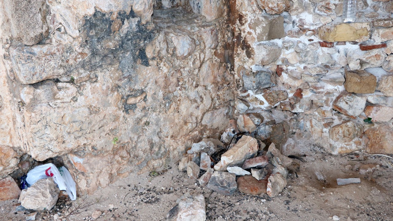 Taşları söküp mangal yaptılar! Tarihi yapıda utandıran manzara