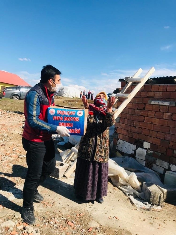 Taşlıçay ‘da yaşlı kadının duası duygulu anlar yaşattı 