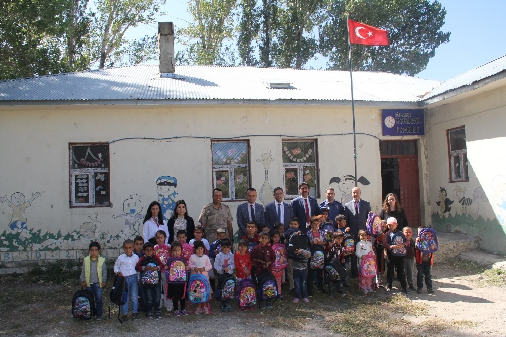Taşlıçaylı iş adamından öğrencilere kırtasiye malzemesi yardımı 