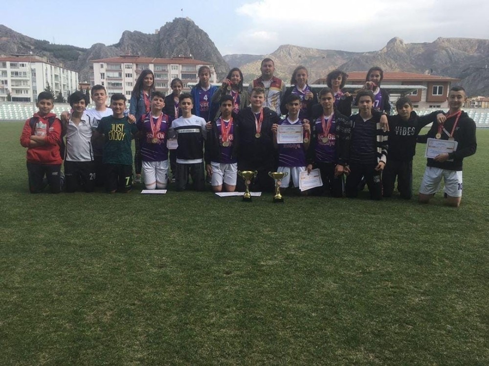Taşova Atatürk Ortaokulu atletizme damga vurdu 