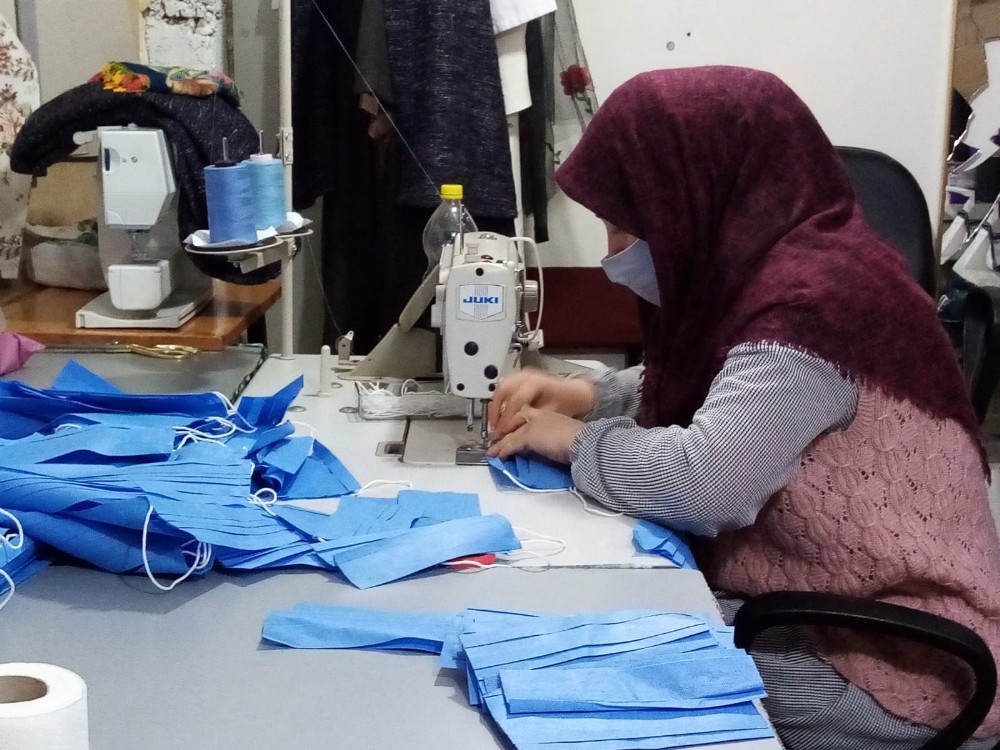 Taşova Halk Eğitim Merkezi’nden koruyucu maske üretimi 