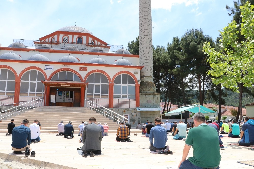 Taşova’da fiziksel mesafeli ilk cuma namazı kılındı 