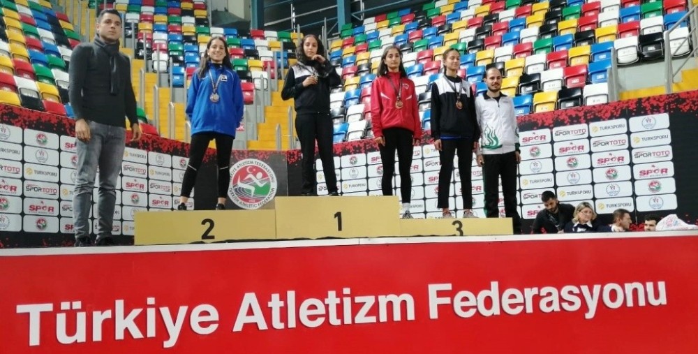 Tatar’ın öğrencileri İstanbul’dan 3 madalya ile döndü 