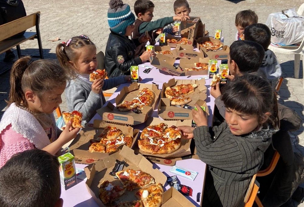 Tatbikat sonrası öğrencilerin pizza keyfi 