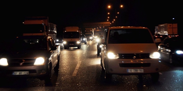 Tatil dönüşü çile! Kilit noktalarda trafik durdu