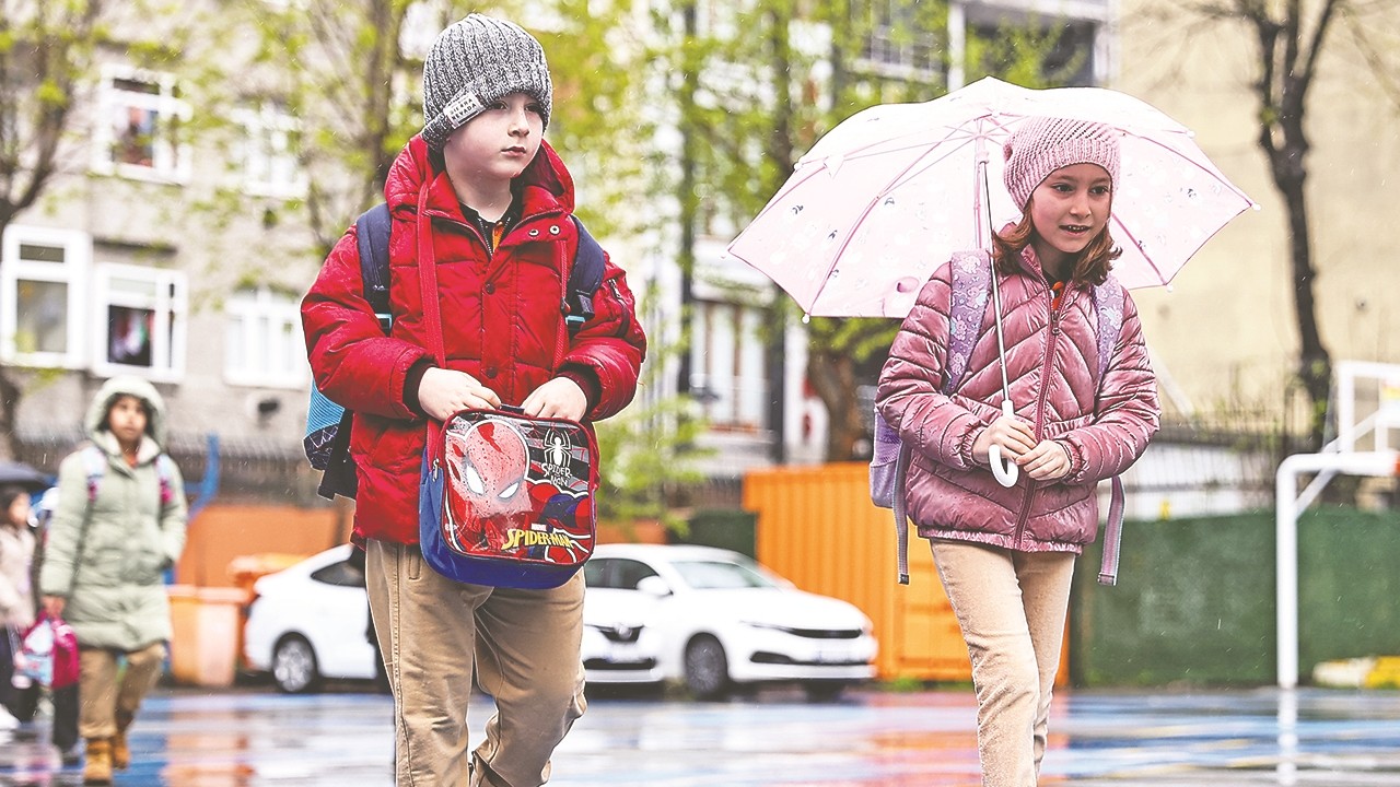 Tatil dönüşü ders zili yağış altında çaldı