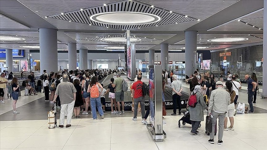 Tatil moduna geçildi! Havalimanlarında yoğunluk başladı