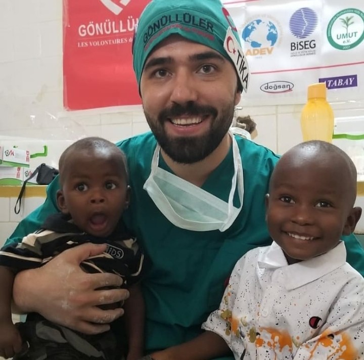 Tatil yapmak yerine gönüllü sağlık hizmeti verdiler 