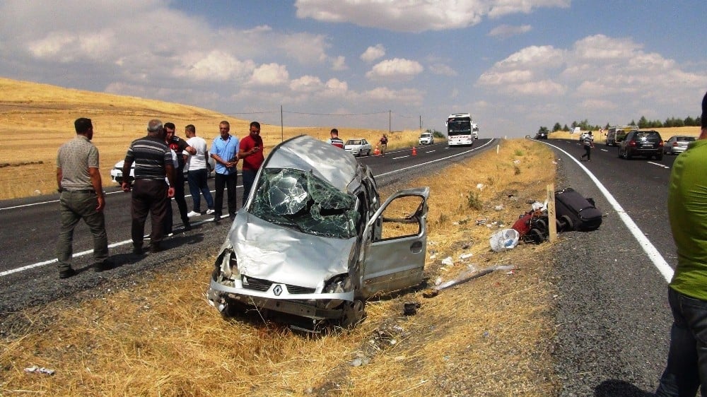 Tatil yolunda kaza: 2’si ağır 5 yaralı 