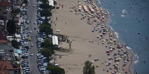 Tatilci yoğunluğu! İlçe, araç girişine kapatıldı