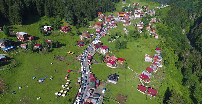 Tatilciler akın etti, Ayder Yaylası yolu kilitlendi